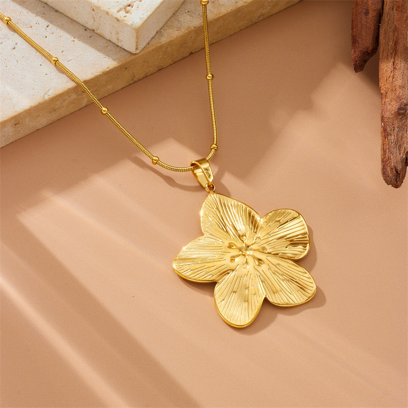 Boho Blossom: Gold-Plated Vintage Flower Necklace